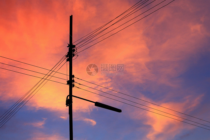 泰国的日落和电线杆权力电压橙子天空电气电源线日出电缆图片