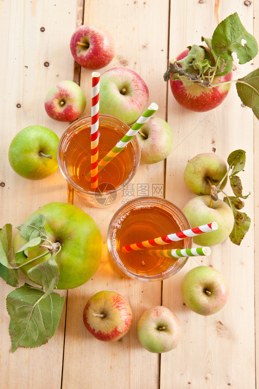 苹果汁和新鲜苹果分支机构水果吸管生物木头树叶乡村果汁栽培收成图片