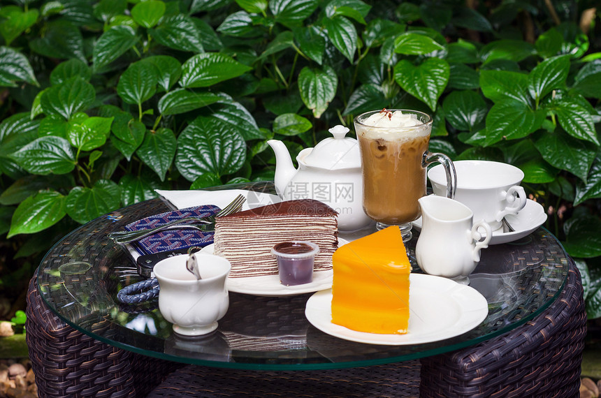 咖啡 茶叶 巧克力大便蛋糕和桌上橙色蛋糕图片