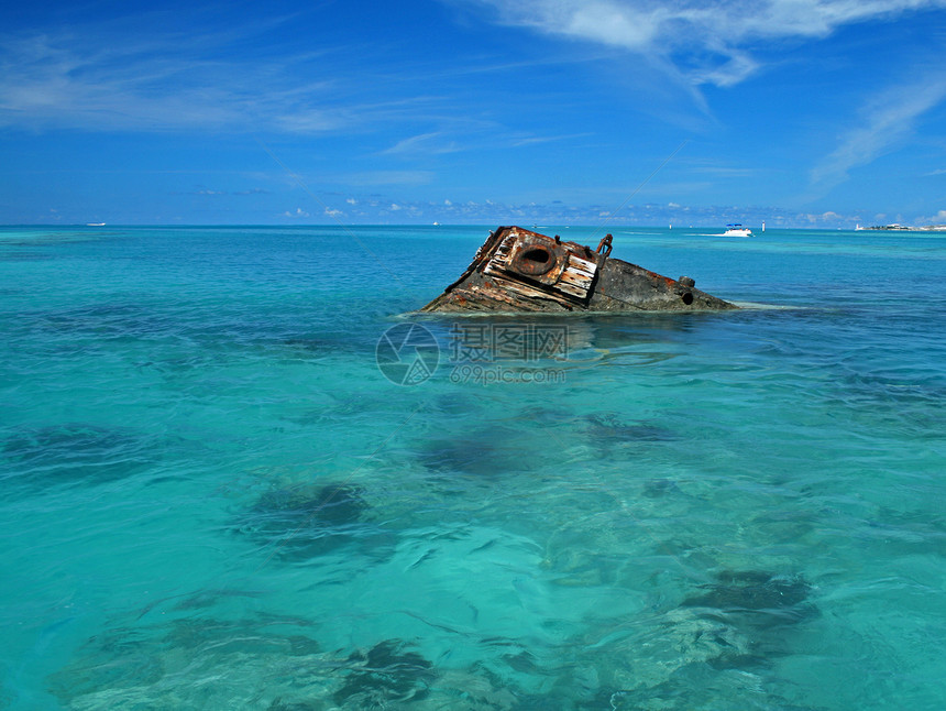 热带海中的沉船海洋海岸蓝色旅行珊瑚海浪海景海岸线天堂支撑图片