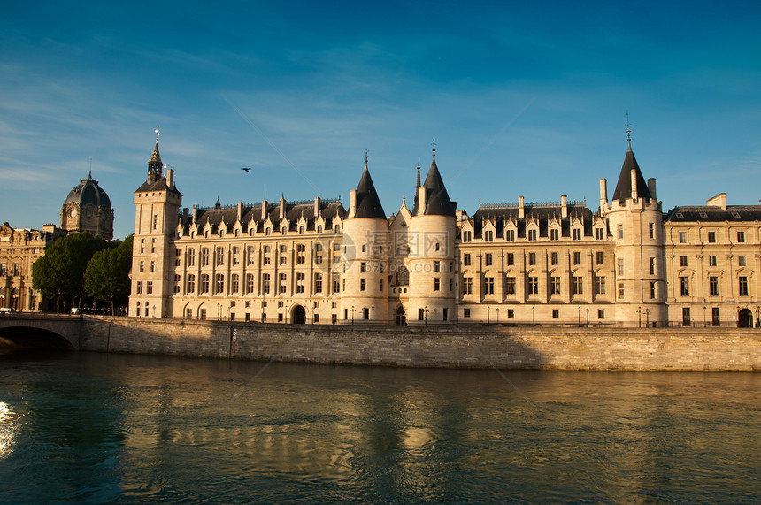 巴黎塞纳河和塞纳河的警卫城堡图片