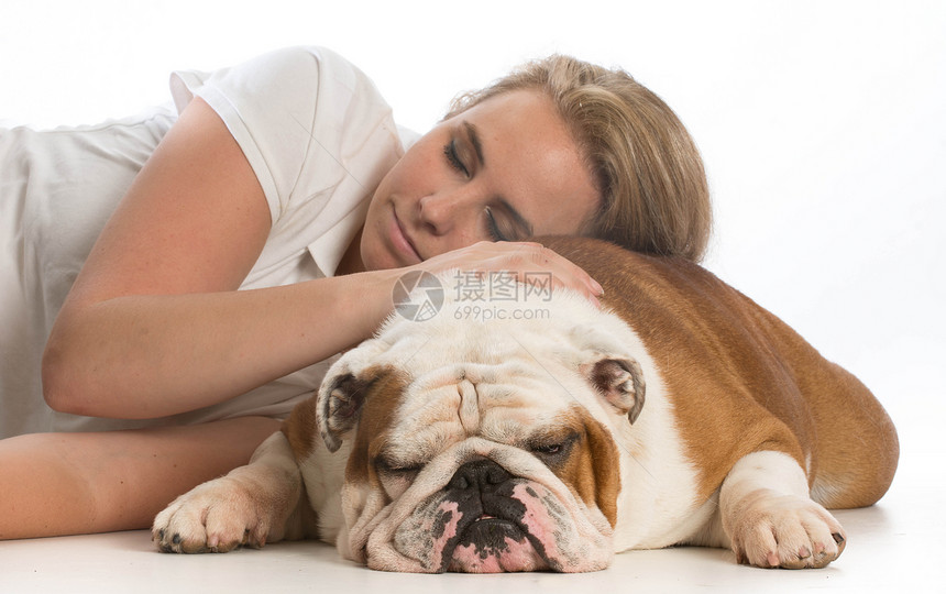 妇女和她的狗宠物朋友动物伴侣女性女士金发女郎友谊犬类睡眠图片