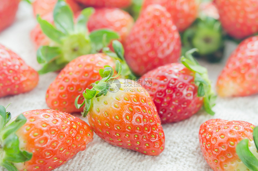 红草莓养分白色红色健康绿色水果食物图片