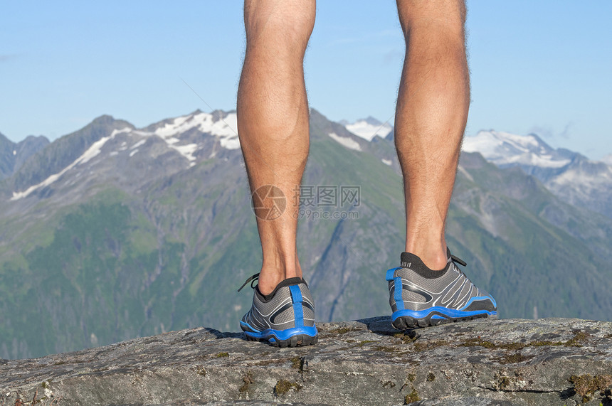 在山顶上跑鞋男性山脉首脑顶峰崎岖跑步荒野岩石犊牛图片