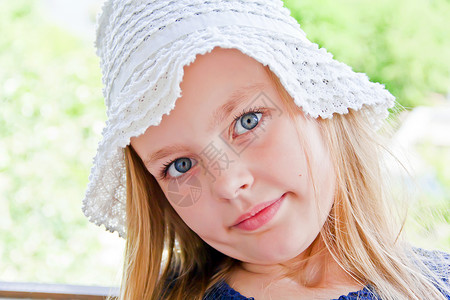 长着大蓝眼睛的可爱女孩童年金发蓝色女学生眼睛孩子白色背景图片