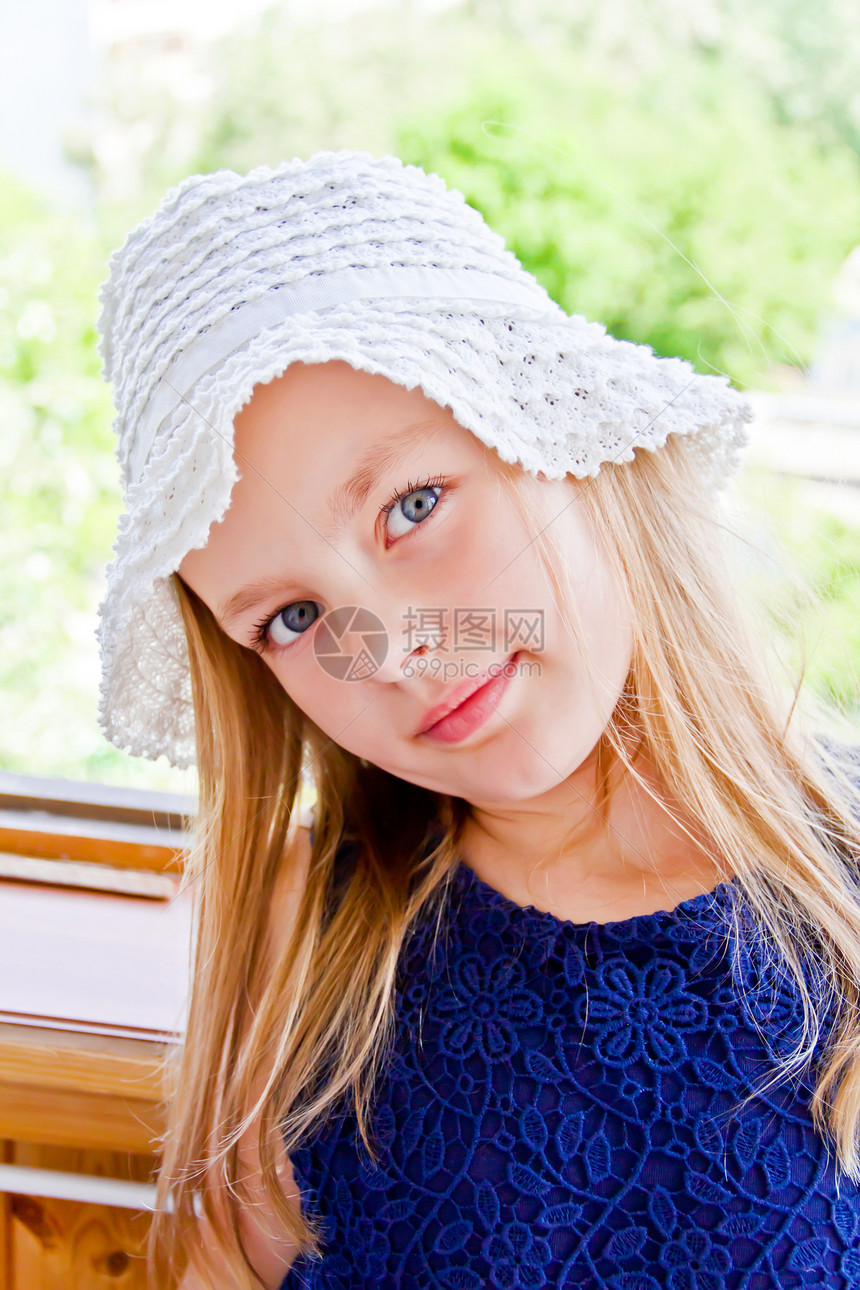 长着大蓝眼睛的可爱女孩女学生孩子眼睛白色童年金发蓝色图片