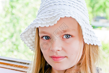 长着大蓝眼睛的可爱女孩女学生童年白色金发眼睛孩子蓝色背景图片