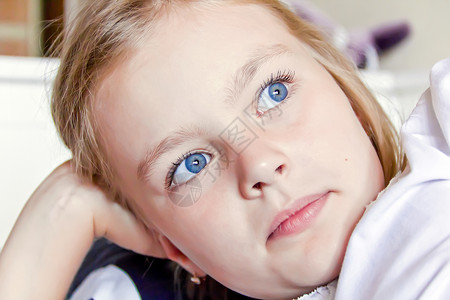 长着大蓝眼睛的可爱女孩孩子白色金发蓝色眼睛童年女学生背景图片