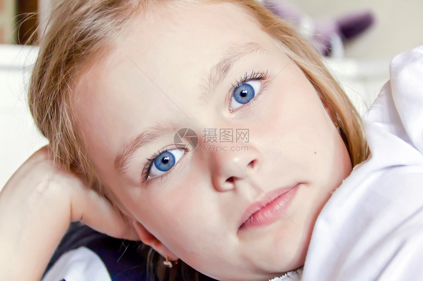 长着大蓝眼睛的可爱女孩蓝色女学生孩子金发白色眼睛童年图片