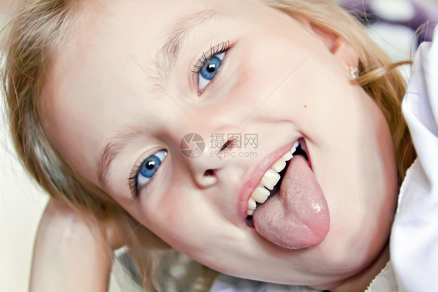 舌头伸出的可爱女孩金发蓝色童年孩子女学生白色微笑图片