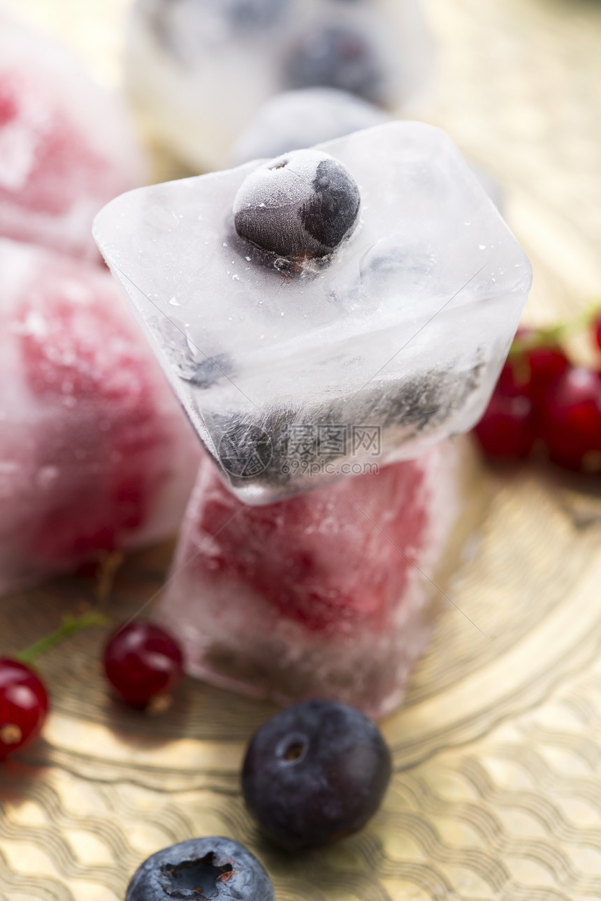 冻在冰块里的新鲜果子摄影浆果维生素反射食物美食奢华水果覆盆子魅力图片