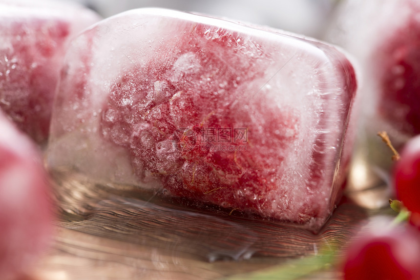 冻在冰块里的新鲜果子奢华维生素魅力食物水果覆盆子烹饪美食浆果反射图片