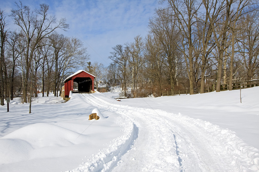 雪中覆盖桥阴影风光木头乡村白色天空历史横梁曲目木材图片