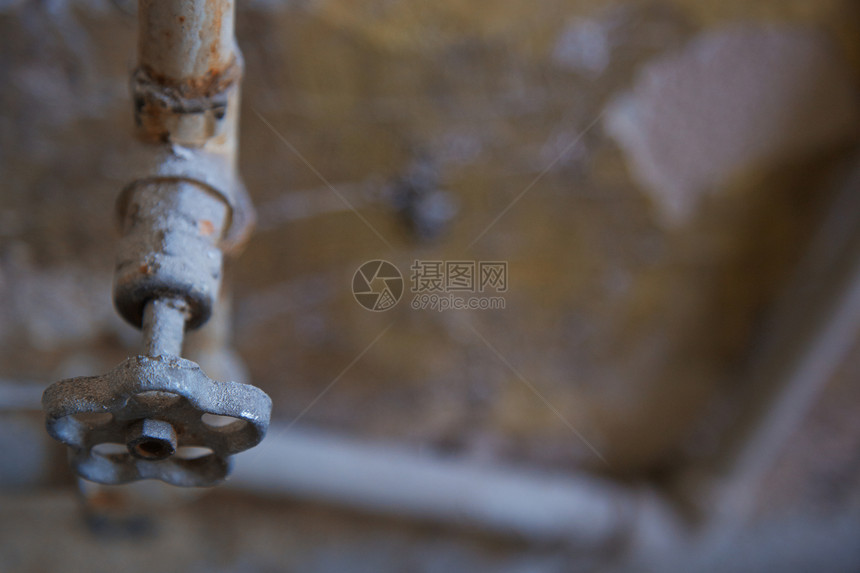 古老的生锈水龙头管道腐蚀金属器具建筑老化卫生供水家庭维修图片