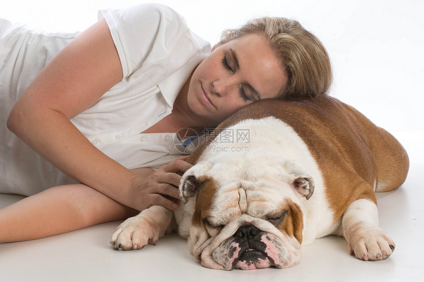 妇女和她的狗动物犬类睡眠女士伴侣朋友白色友谊金发女郎女性图片