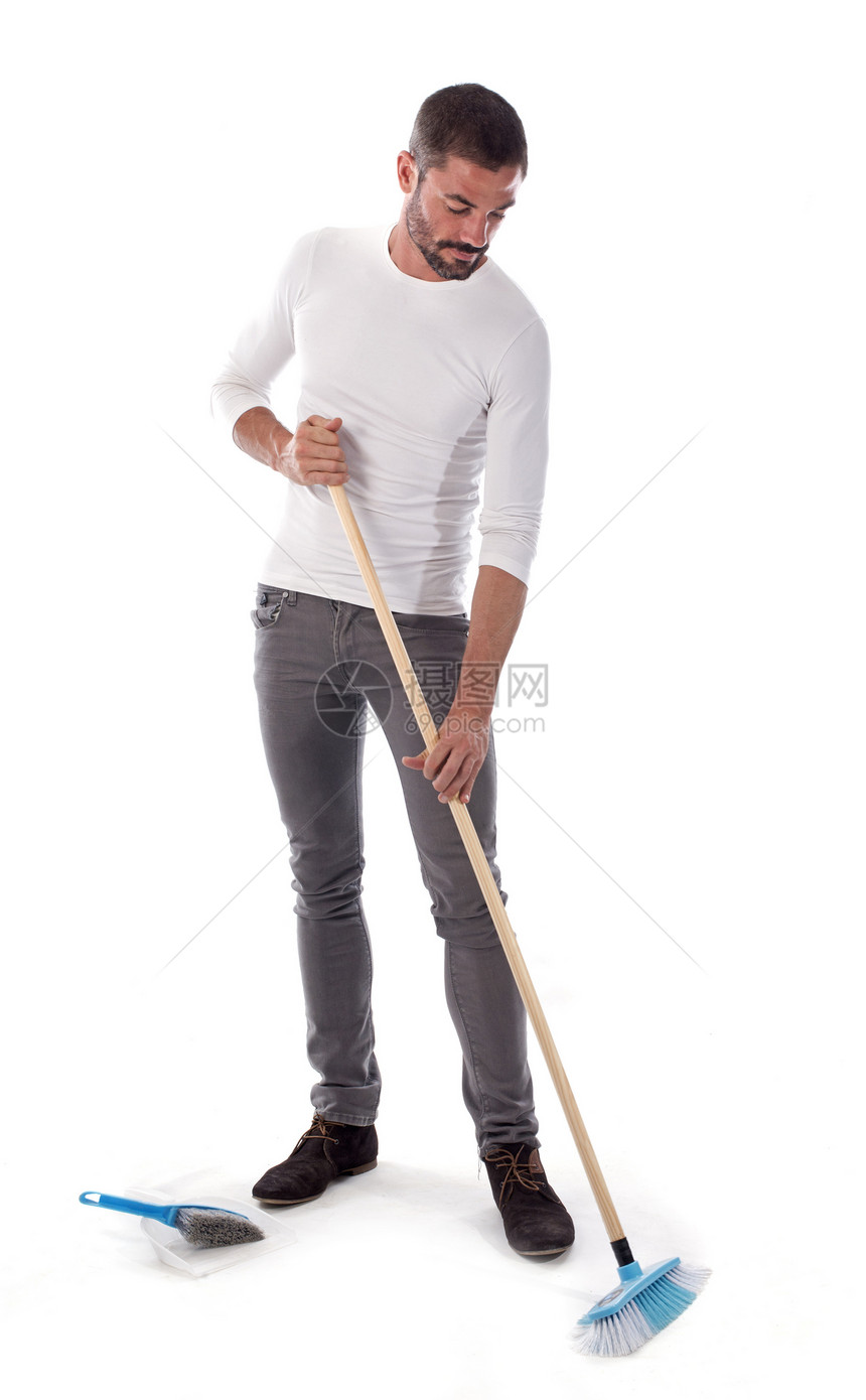 家庭男子刷子簸箕扫帚胡须白色围裙除尘器打扫卫生工作室图片