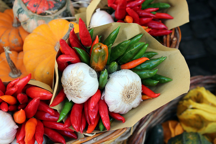 市场上的奇利和大蒜农场蔬菜红色橙子篮子生产白色烹饪绿色食物图片
