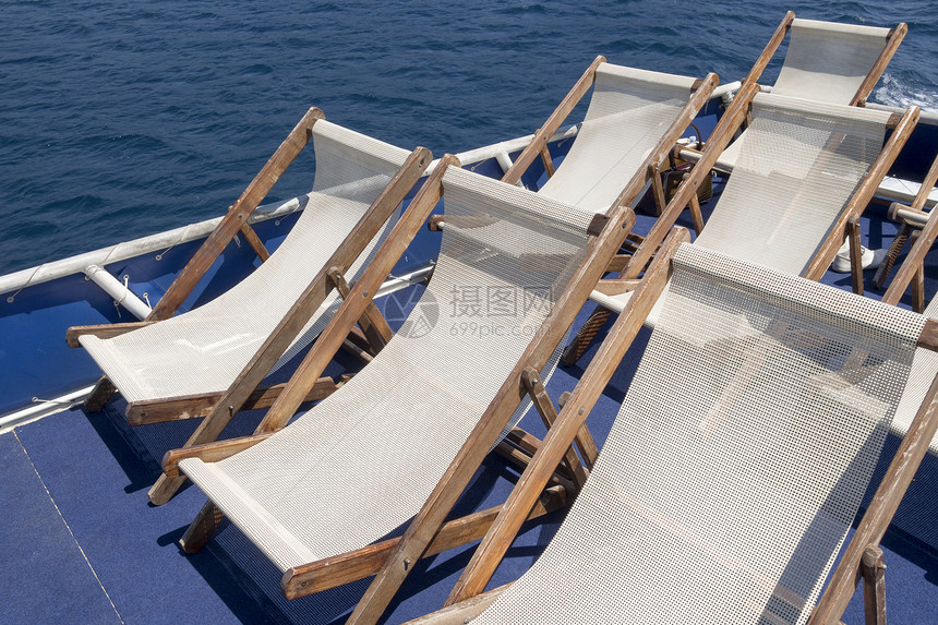 防晒海浪休息太阳床甲板海滩休息室日光浴蓝色晴天图片