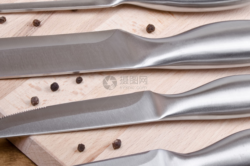 木柴上的刀餐厅屠夫木头金属用具厨房刀刃合金图片