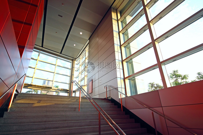 室内现代建筑和红色金属墙走廊设计师装饰立交桥家具风格财产楼梯办公室窗户图片