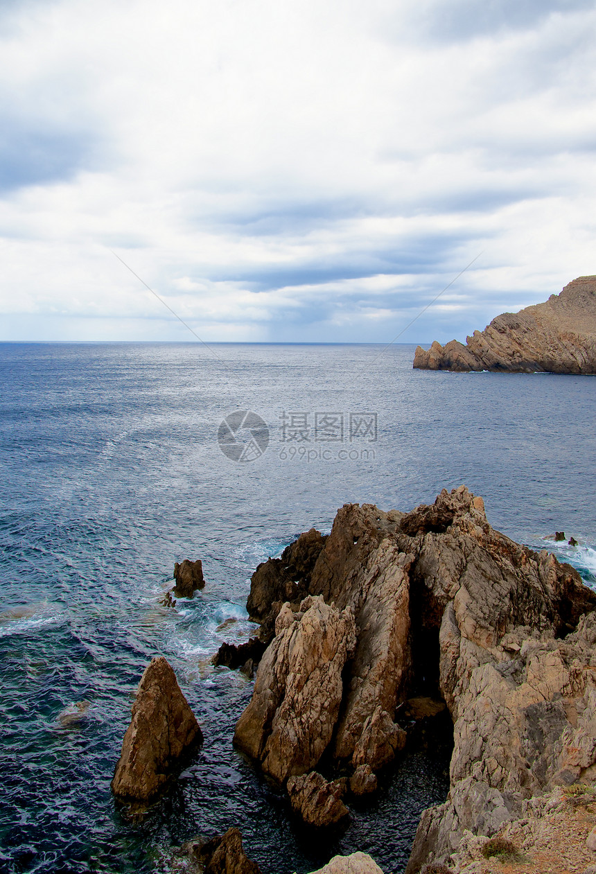 地中海风景石头海岸蓝色阴影云景海浪地平线力量岩石曲线图片
