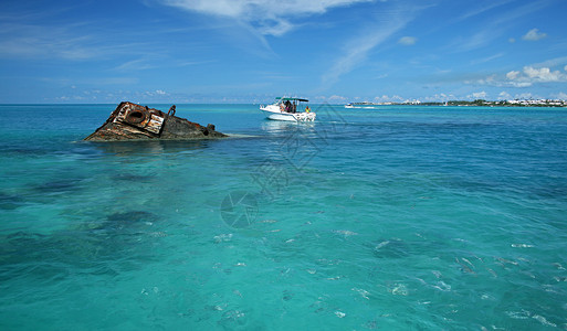 热带海中的沉船凹陷珊瑚碰撞旅行假期海洋海浪破坏危险运输背景图片