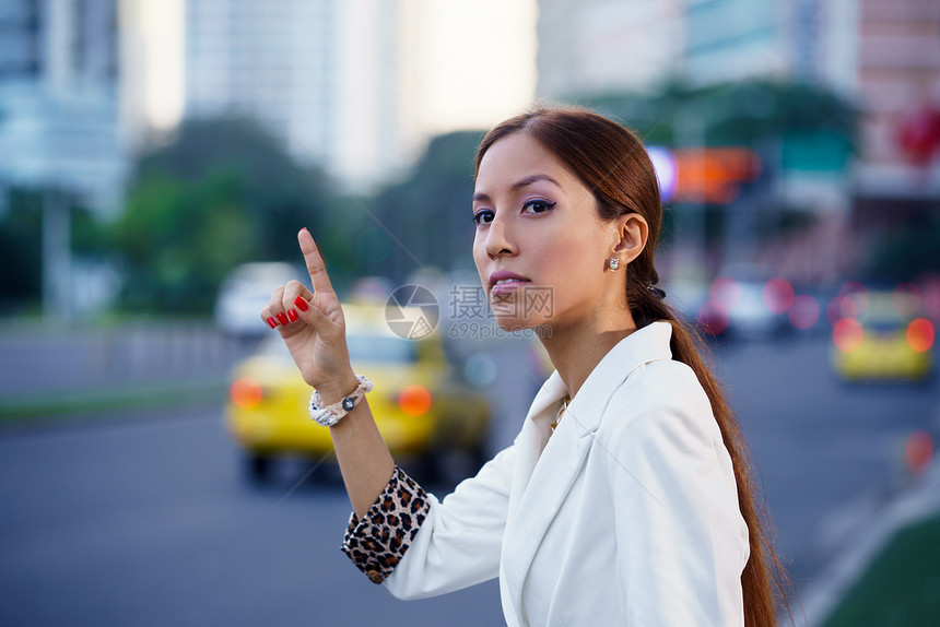 Latina 商业女商务人士呼叫离开工作的出租车图片