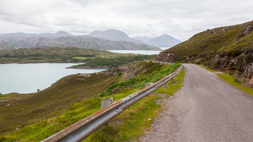 苏格兰高地山区狭小的山地道路自由路线曲线远足高地全景天空通道旅行王国图片
