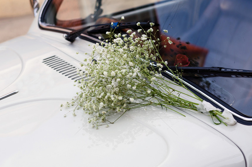 旧式的婚礼汽车装饰 用鲜花白色结婚乡愁大灯蜜月奢华花束仪式魅力庆典图片