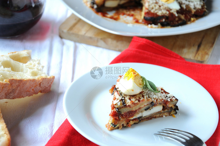 Parmigiana 一种典型的意大利茄子菜桌布餐巾面条意大利语牛奶糕点盘子香料面包茄子图片