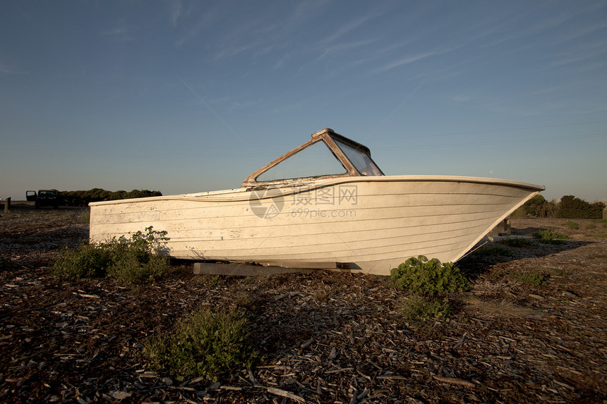 沙滩上沉船客船桅杆游艇事故海滩古董碰撞金属渔船天空图片