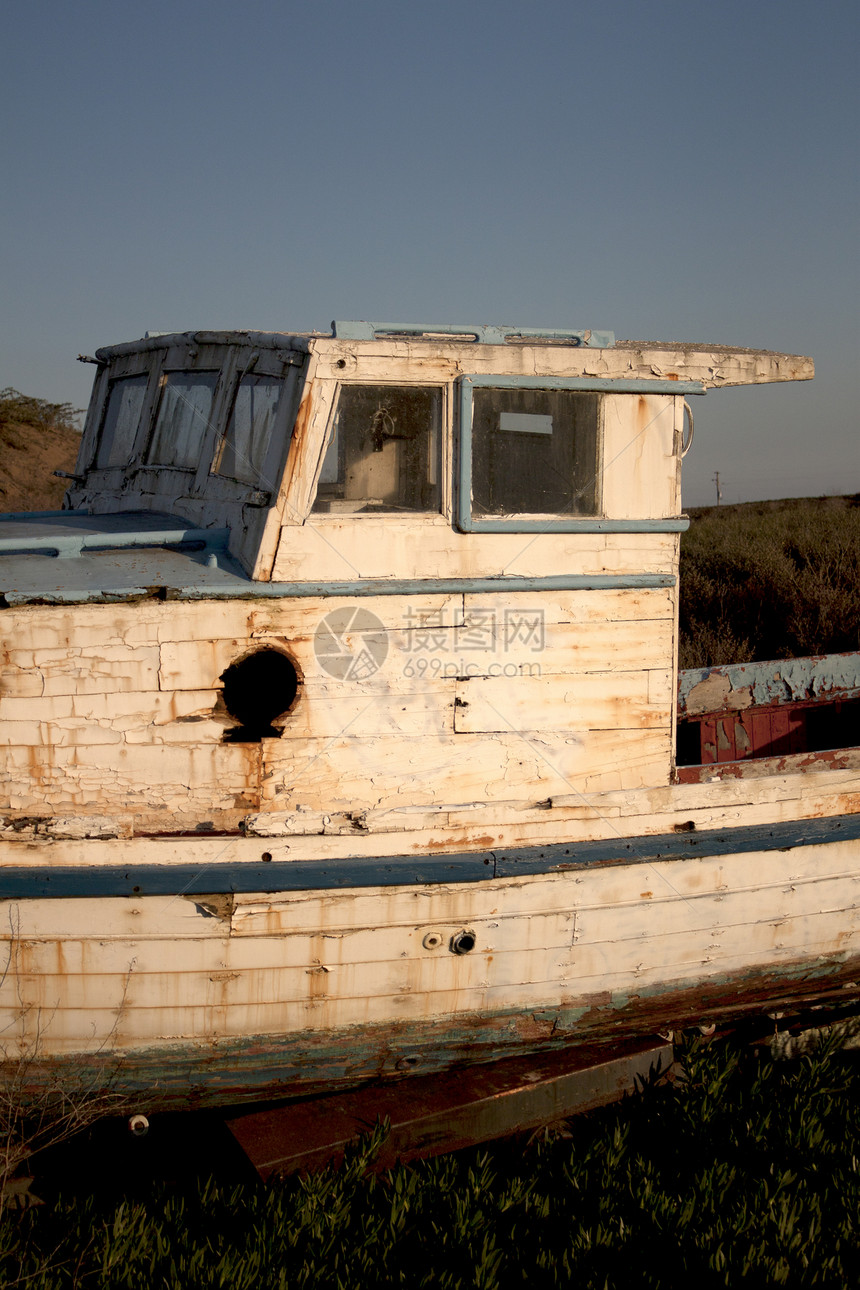 沙滩上沉船假期退休小艇风暴木头破坏客船乡愁桅杆古董图片