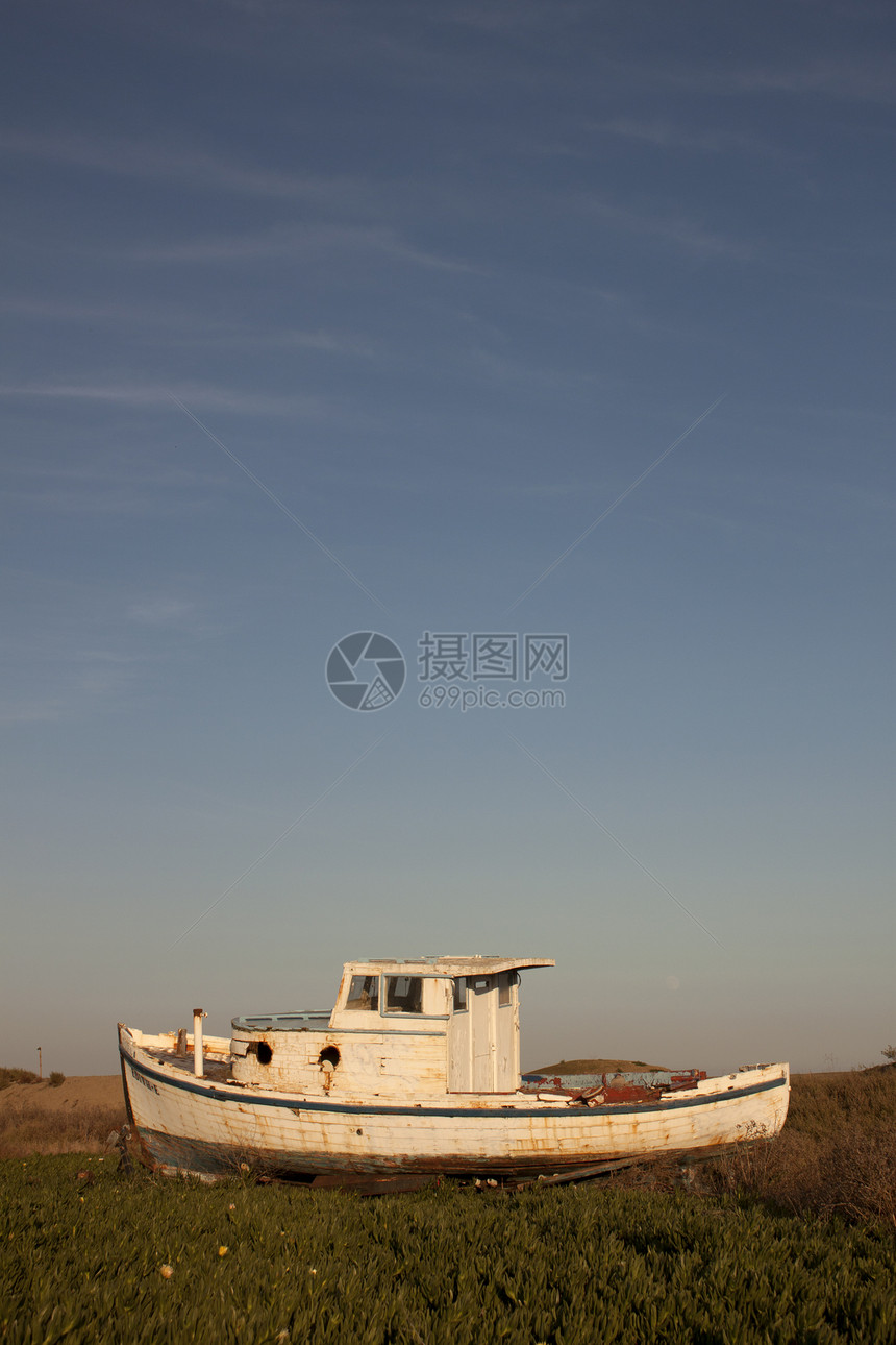 沙滩上沉船古董小艇破坏桅杆客船海景游艇渔船天空假期图片