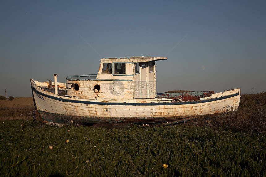 沙滩上沉船帆船古董破坏海景桅杆小艇海滩天空事故风暴图片