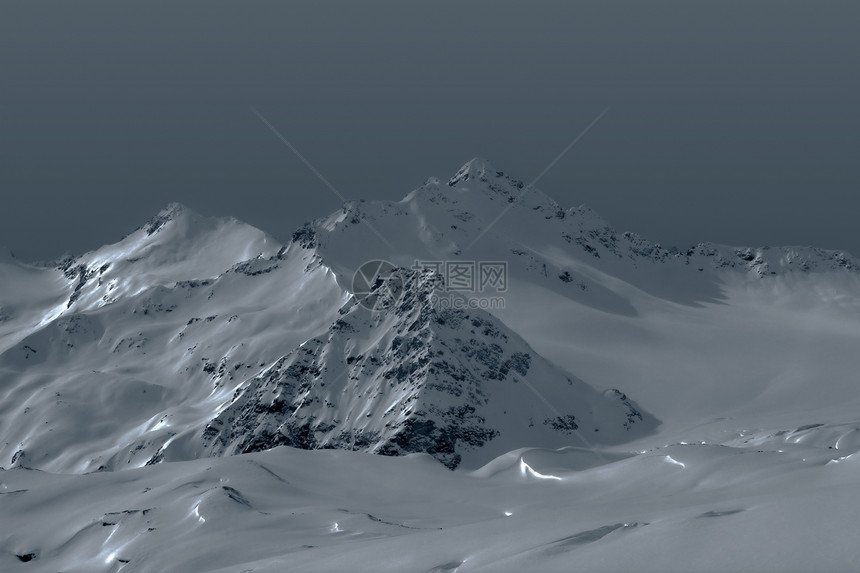 云中的山岳冻结旅行季节阴霾冰川暴风雪运动蓝色风景高山图片