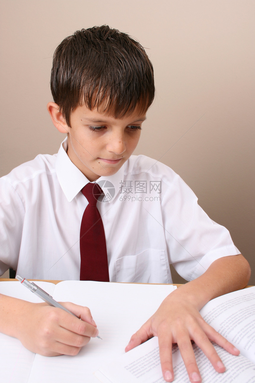学校男生男性儿子图书写作学者家庭作业领带学习孩子学生图片