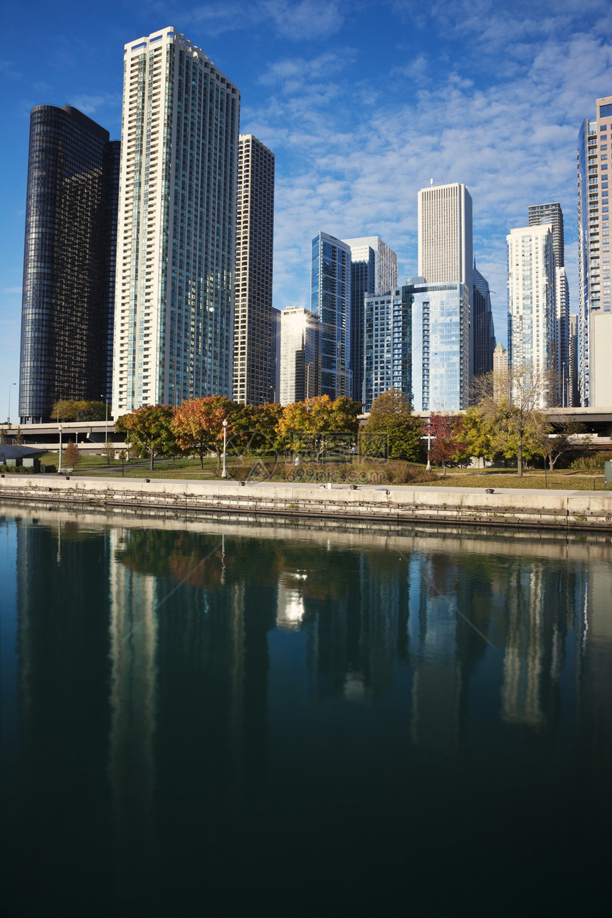 芝加哥 反映于密歇根湖图片