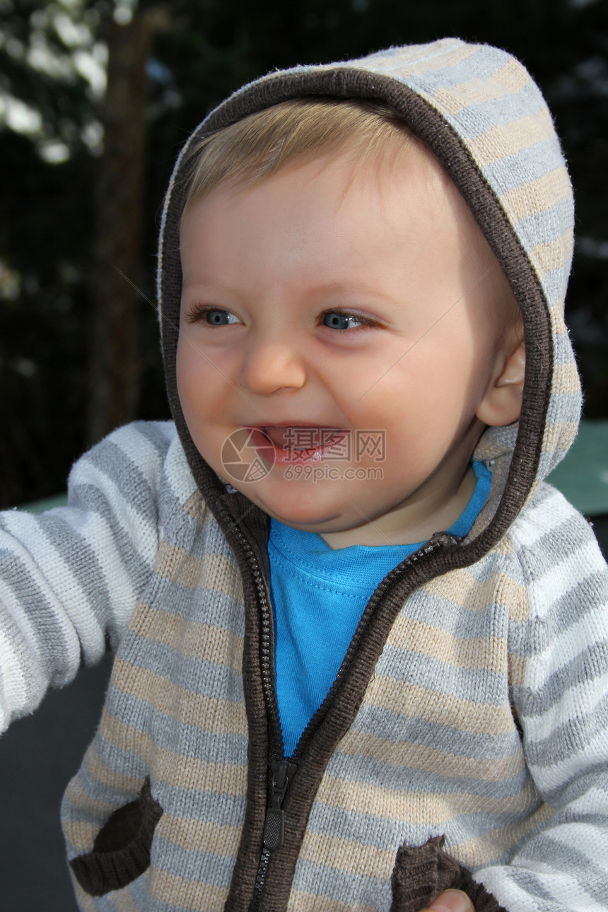 外面婴儿儿子条纹蓝色眼睛男生童年孩子男性晴天白色图片