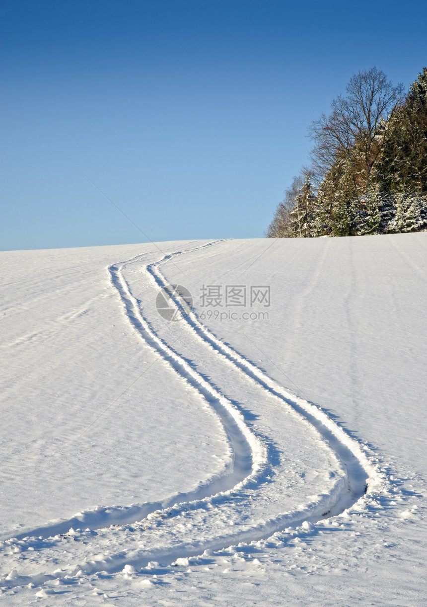 雪中的轮胎轨寒冷烙印国家天空越野冻结踪迹运输蓝天途径图片