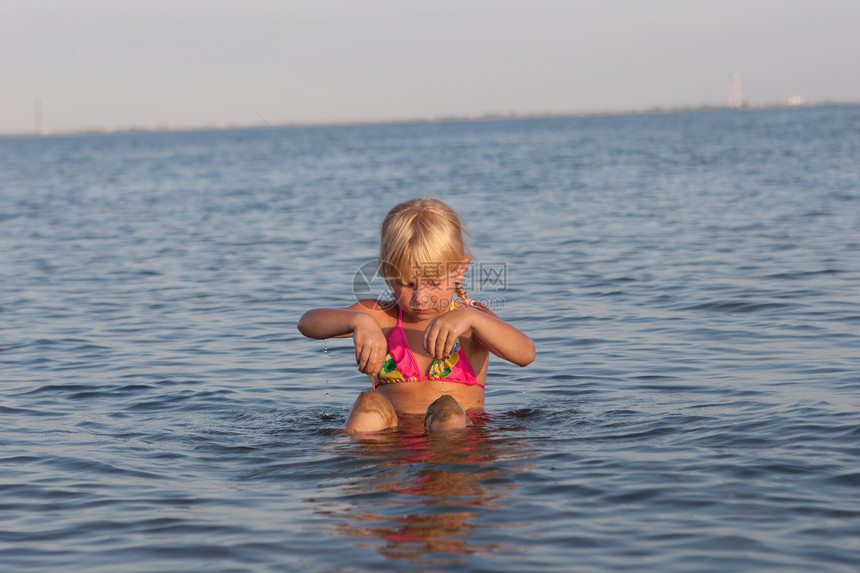 儿童在水中游戏喜悦蓝色幸福微笑阳光美女乐趣海滩童年日落图片