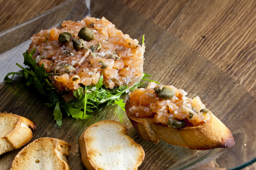 撒旦鲑鱼鞑靼美食火箭营养糕点静物食物面包盘子图片