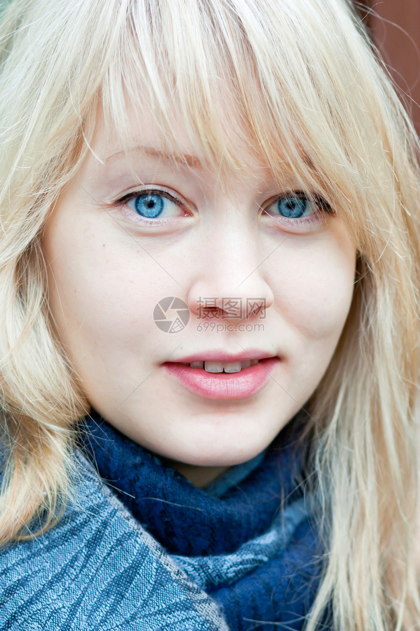 来自芬兰的有吸引力的年轻女性女士白色蓝色眼睛头发女孩微笑金发女郎幸福学生图片