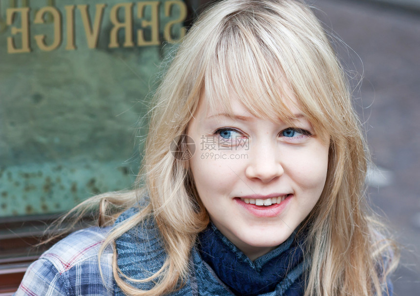 来自芬兰的有吸引力的年轻女性微笑女士眼睛金发女郎金发女孩学生头发幸福白色图片