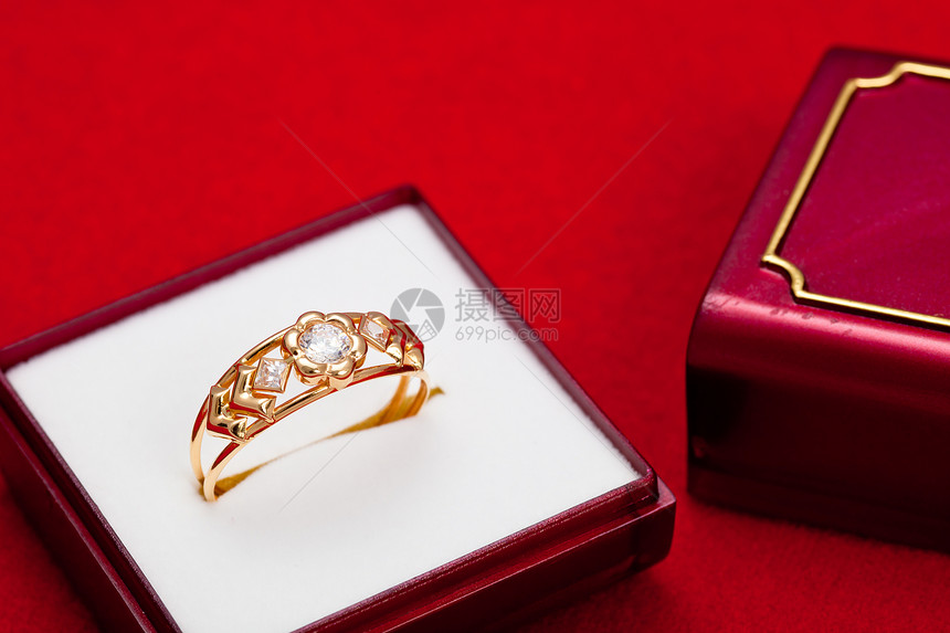 带白圆环的金戒指珠宝圆圈宏观礼物戒指金属金子宝石奢华反射图片
