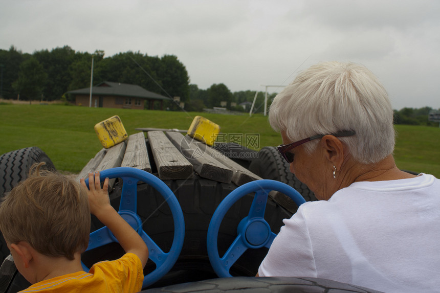祖母教5岁小孩基本驾驶技能的外祖母图片