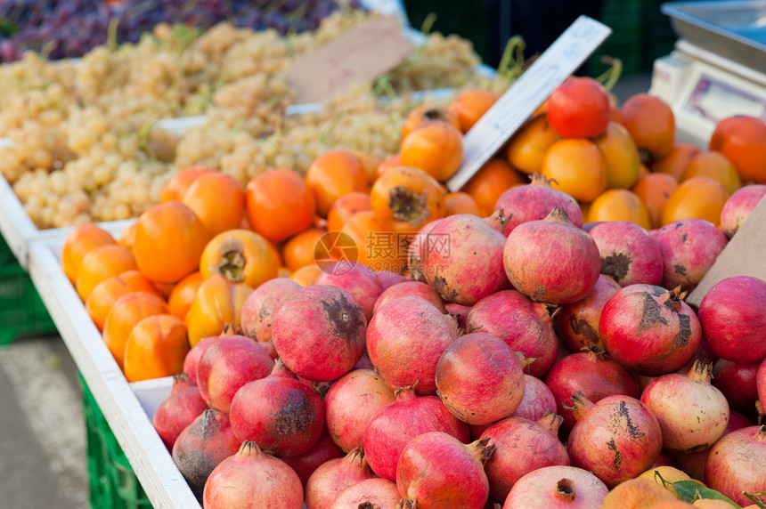 街头市场石榴季节性展示产品食物购物杂货摊位特价水果图片