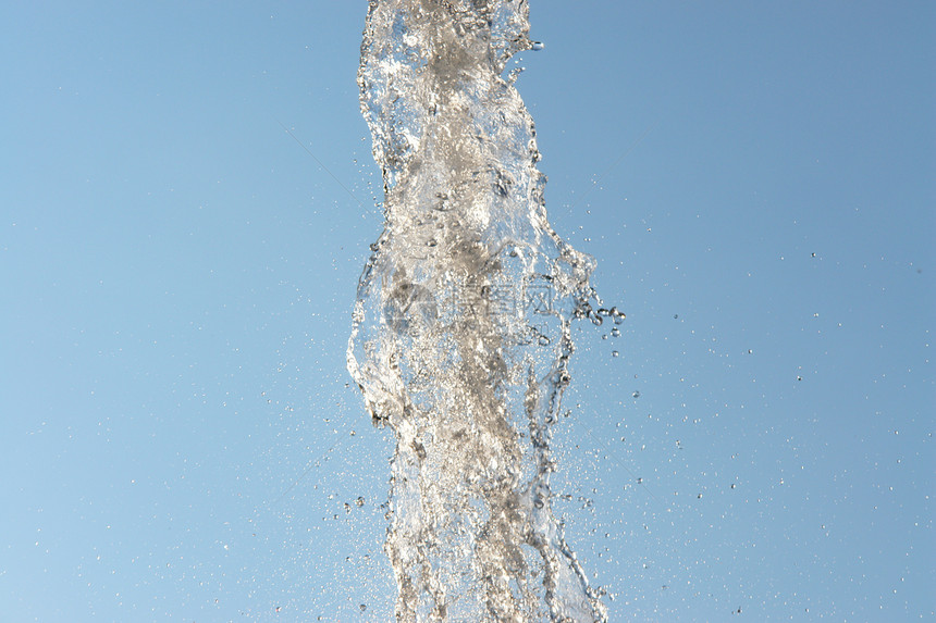 不喷泉射流天空灌溉液体蓝色白色冷却喷射运动泡沫图片