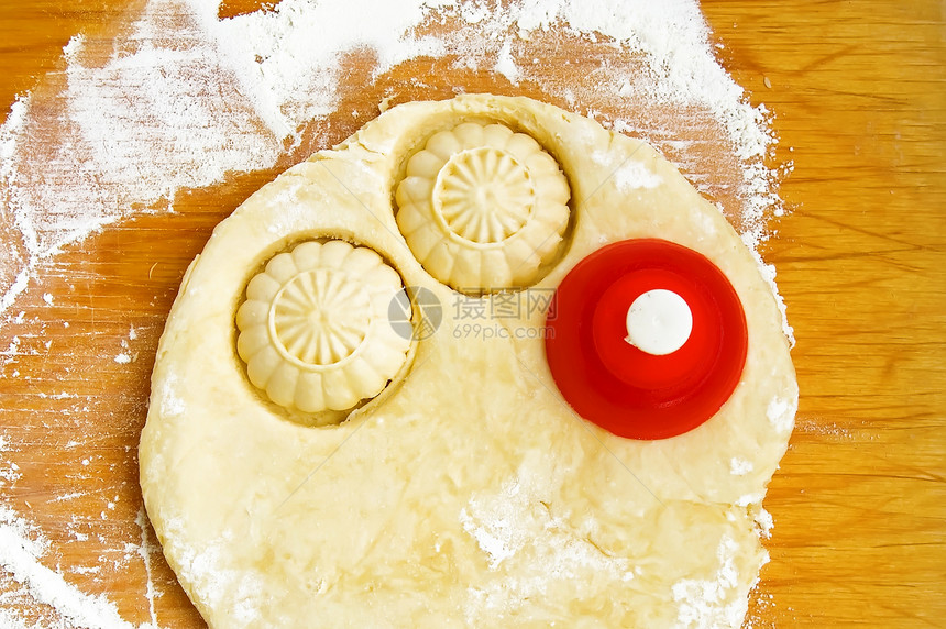 做饼干娱乐手工木板面粉红色厨房日光乐趣桌子食物图片