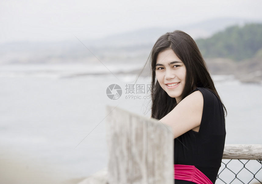 美貌优雅的年轻女子或青少年 站在海洋旁 用简单的黑色DR图片