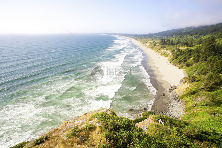 夏季在加州海岸一带天线晴天远景支撑绿色海岸线风景植被岩石蓝色图片